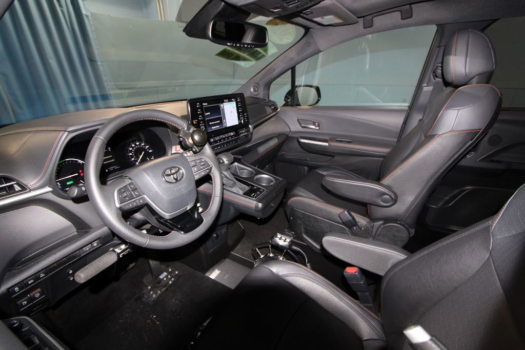 Used 2023 Toyota Sienna XSE image 2