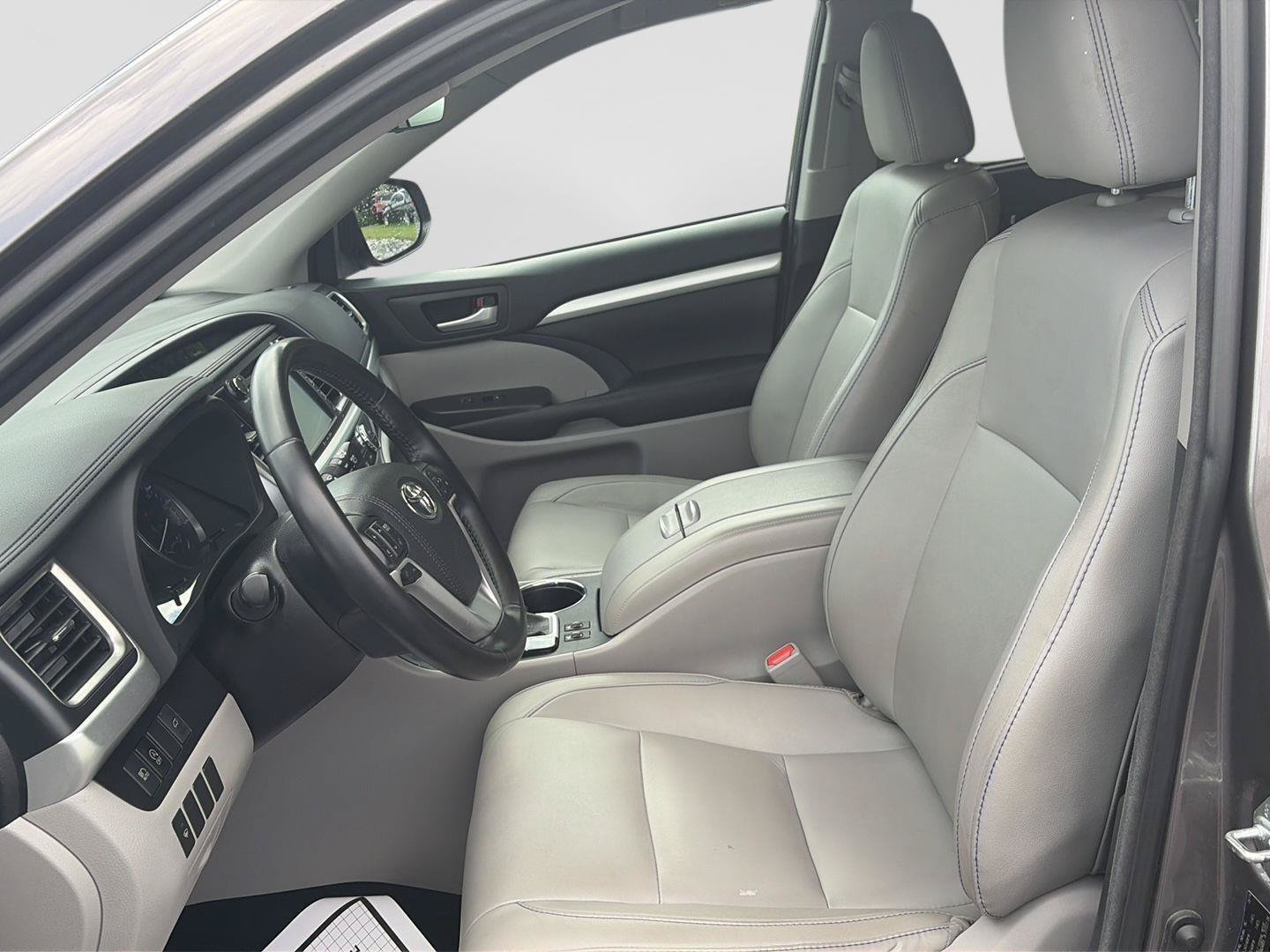 Used 2018 Toyota Highlander XLE FWD image 11