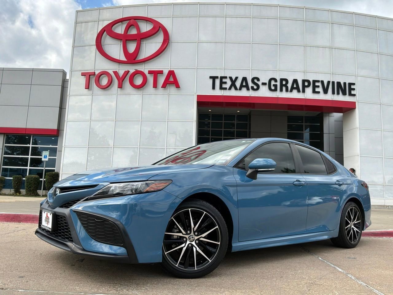 Used 2024 Toyota Camry SE FWD image 2