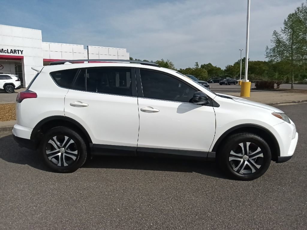 Used 2018 Toyota RAV4 LE FWD image 2