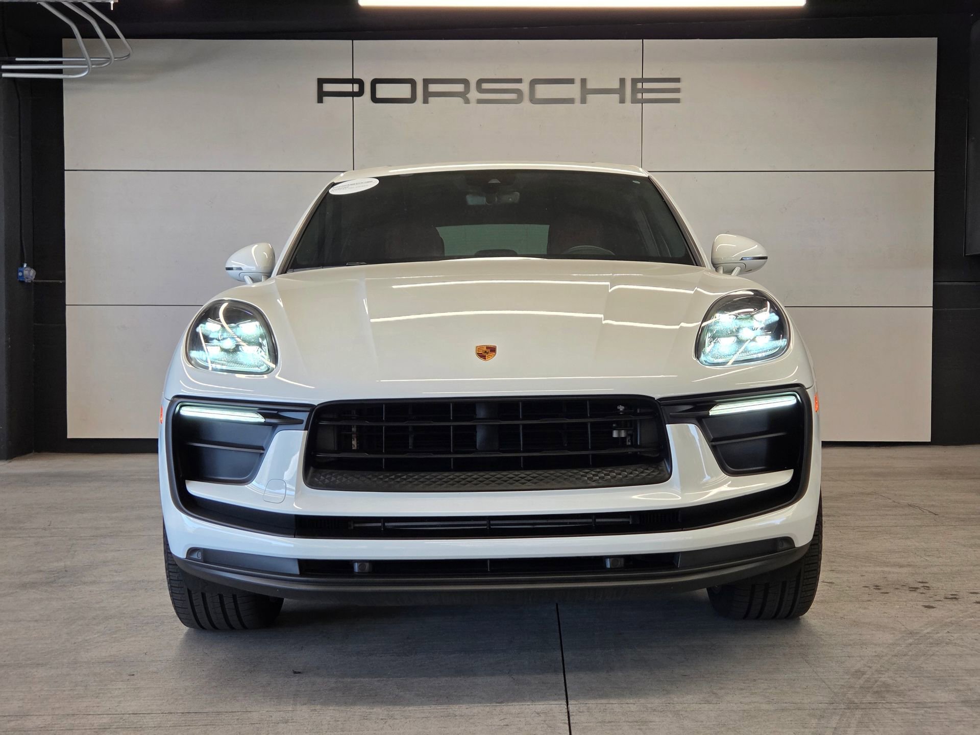 Certified 2022 Porsche Macan AWD/4WD image 29