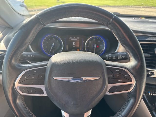 Used 2020 Chrysler Pacifica Touring-L w/ Tire & Wheel Group FWD image 6