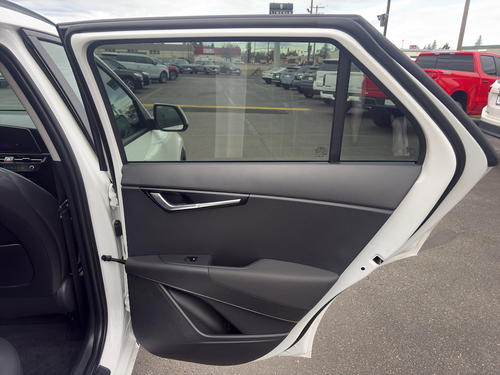 Used 2025 Kia Niro EX image 16