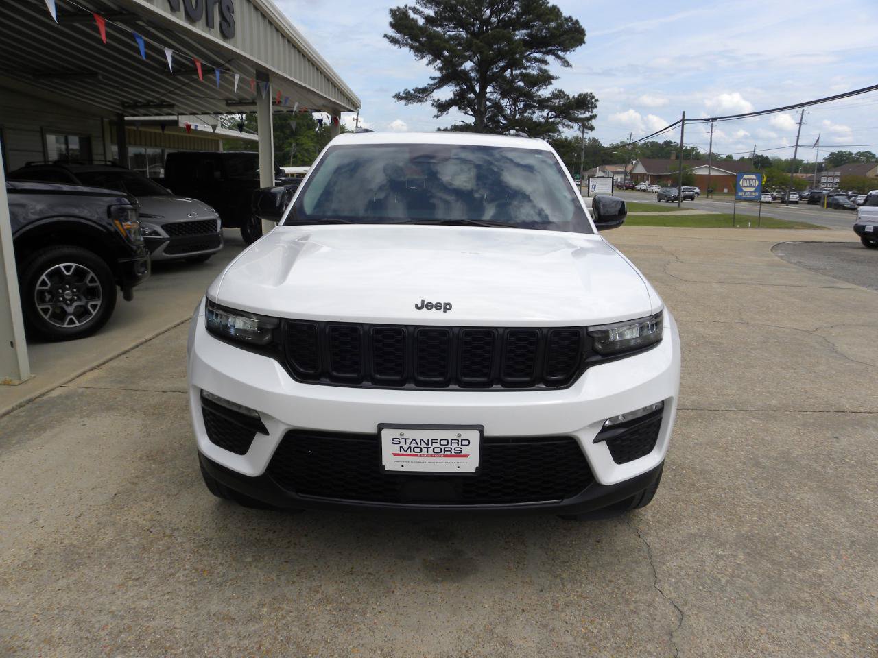 Used 2023 Jeep Grand Cherokee Limited w/ Black Appearance Package AWD/4WD image 3