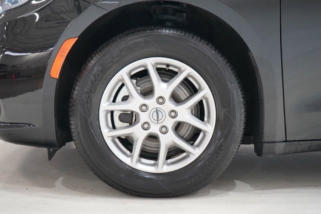 Used 2024 Chrysler Pacifica Touring-L image 13