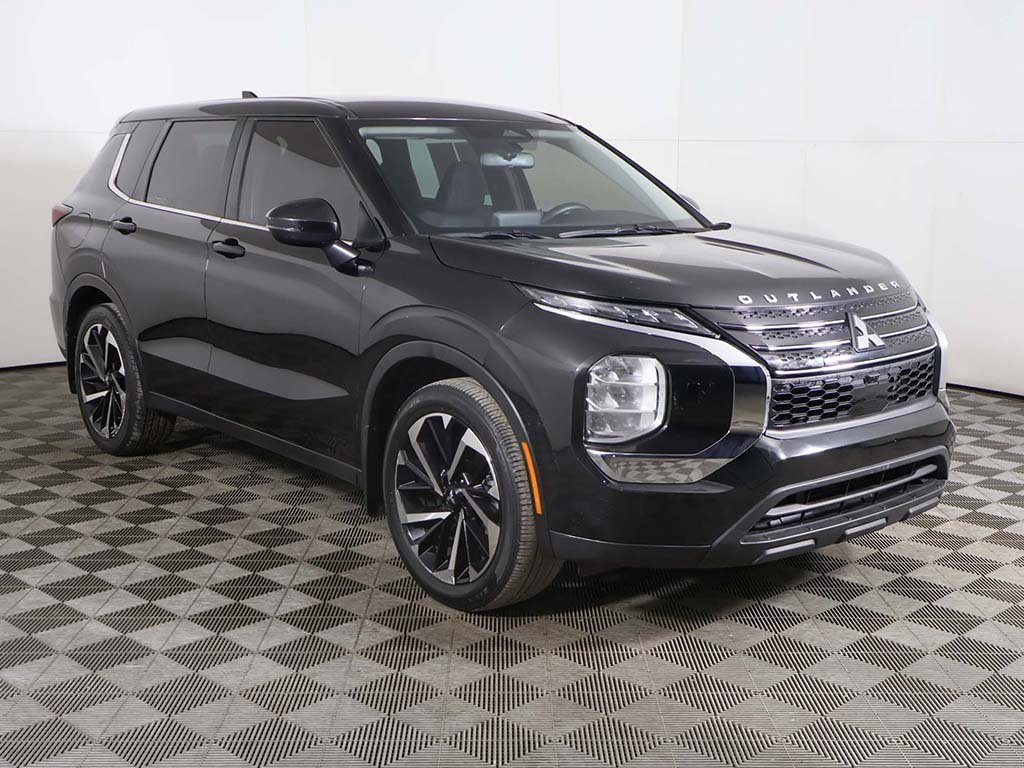 Used 2022 Mitsubishi Outlander ES image 2