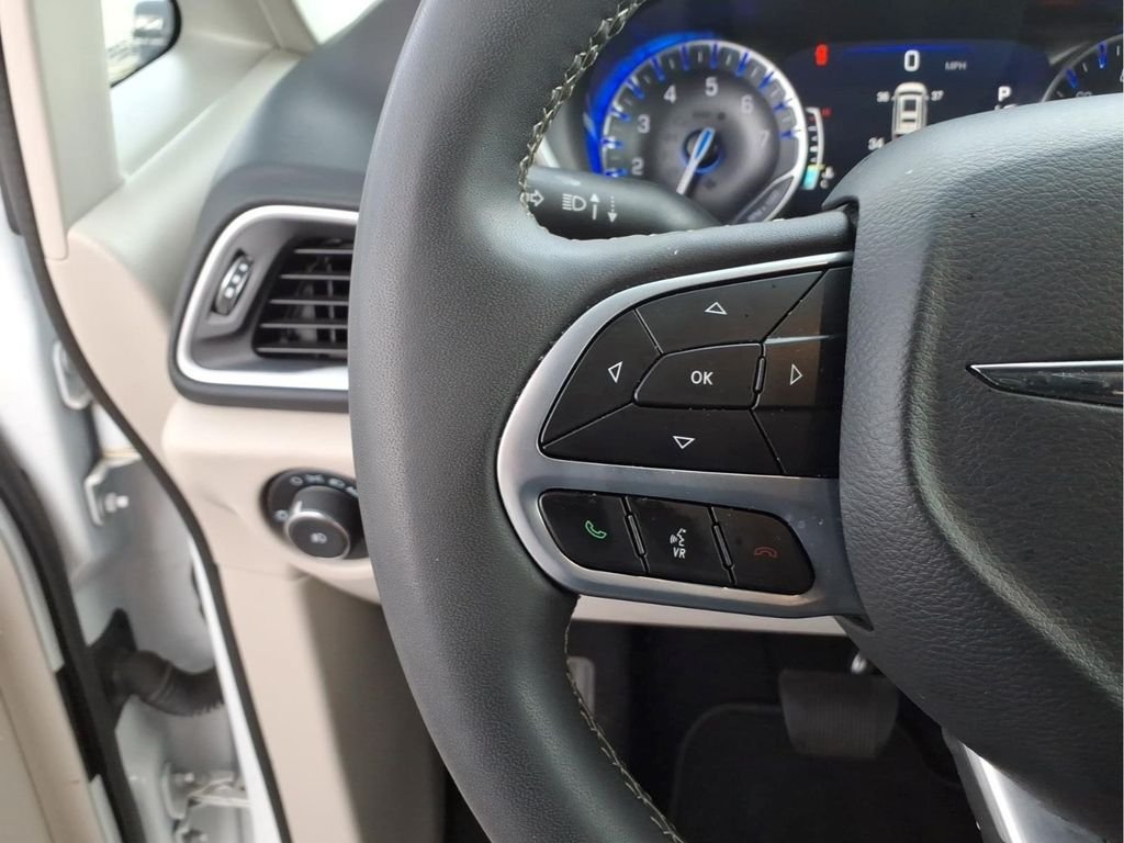 Used 2024 Chrysler Pacifica Touring-L FWD image 20