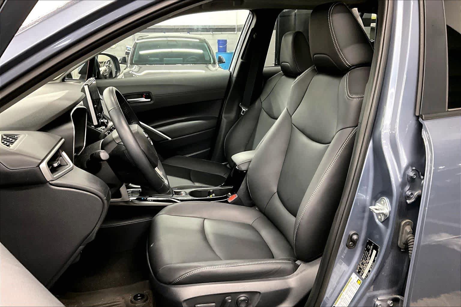 Used 2024 Toyota Corolla Cross XLE w/ Convenience Package FWD image 7