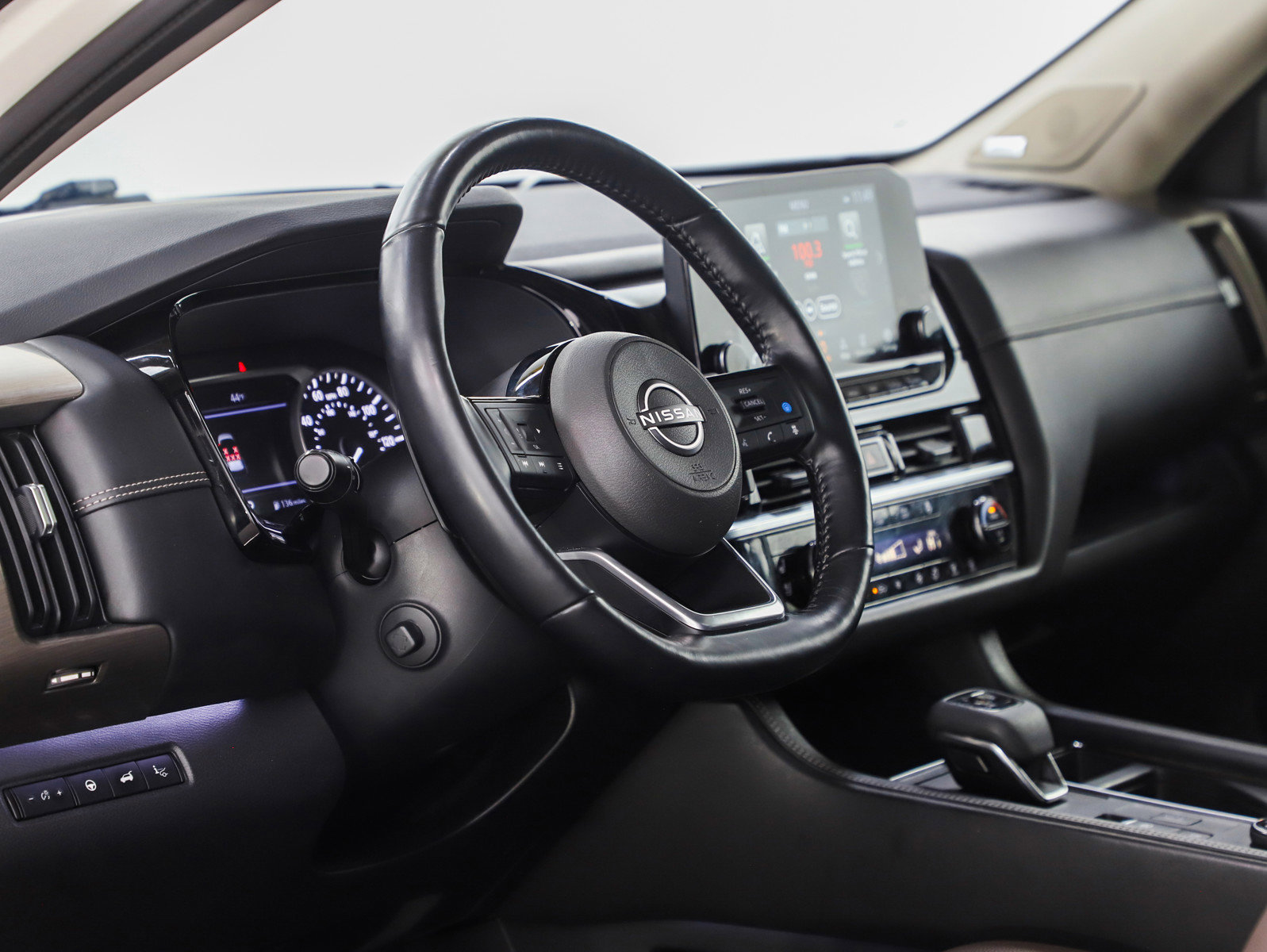 Used 2022 Nissan Pathfinder Platinum w/ Cargo Package image 27