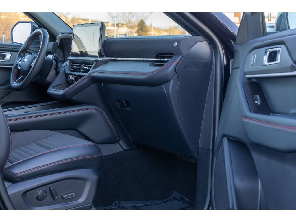 Used 2025 Ford Explorer ST-Line w/ ST-Line Street Pack image 10