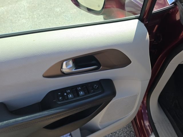 Used 2017 Chrysler Pacifica Touring-L Plus w/ Advanced Safetytec Group FWD image 13