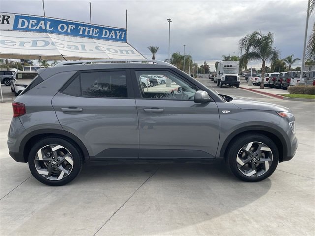 Used 2023 Hyundai Venue SEL image 9