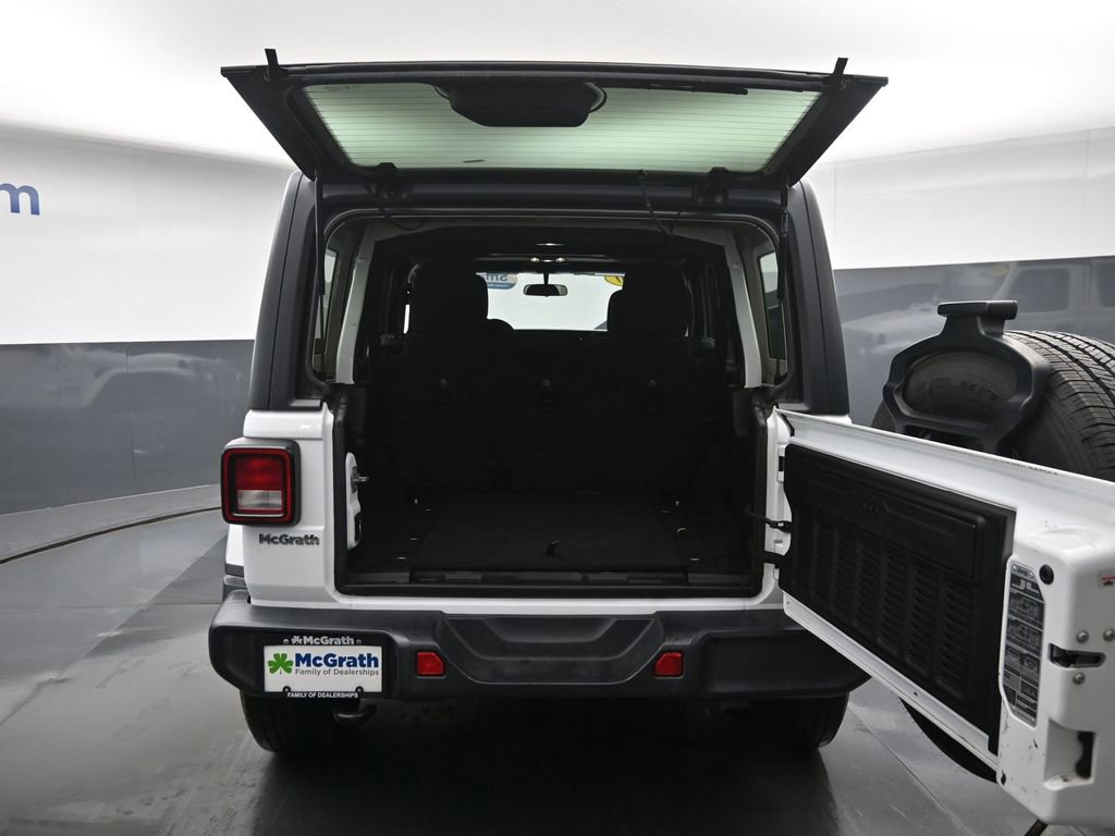 Used 2020 Jeep Wrangler Unlimited Sahara image 9