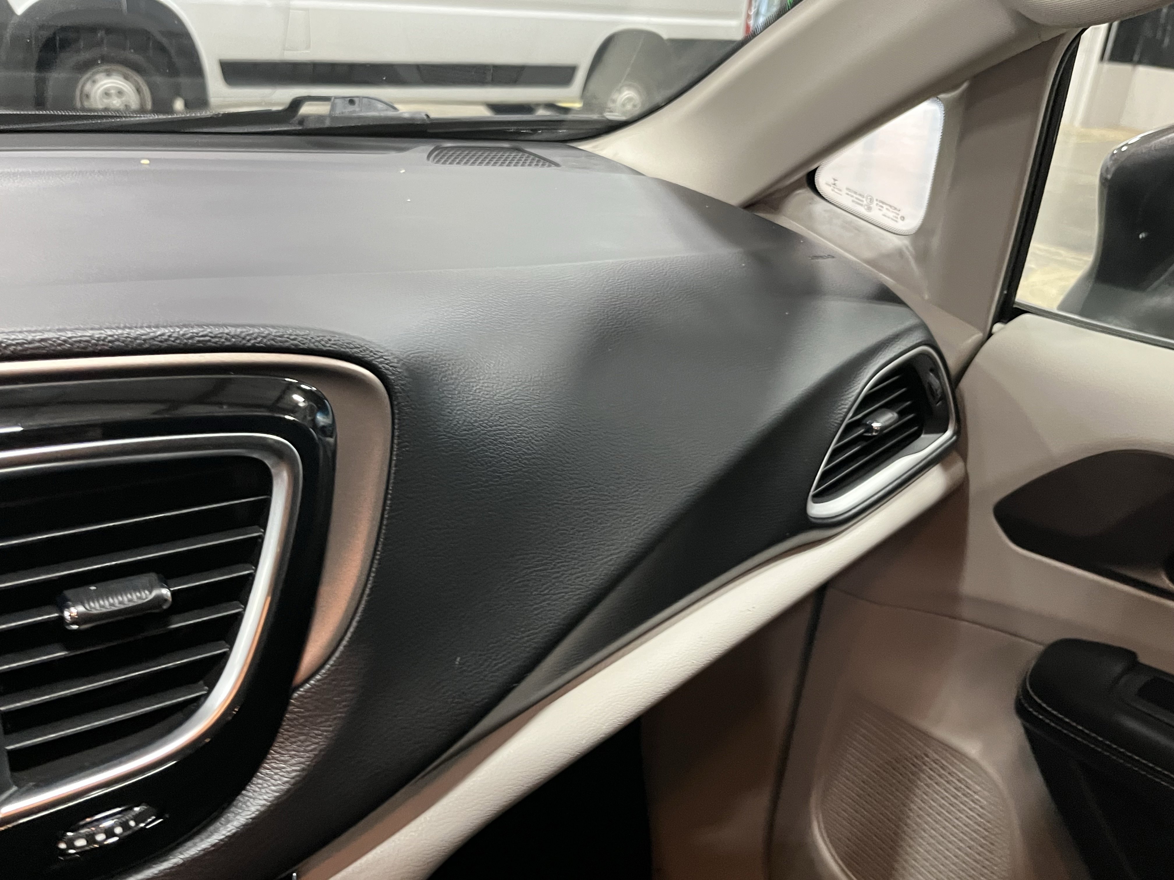 Used 2020 Chrysler Voyager L image 25