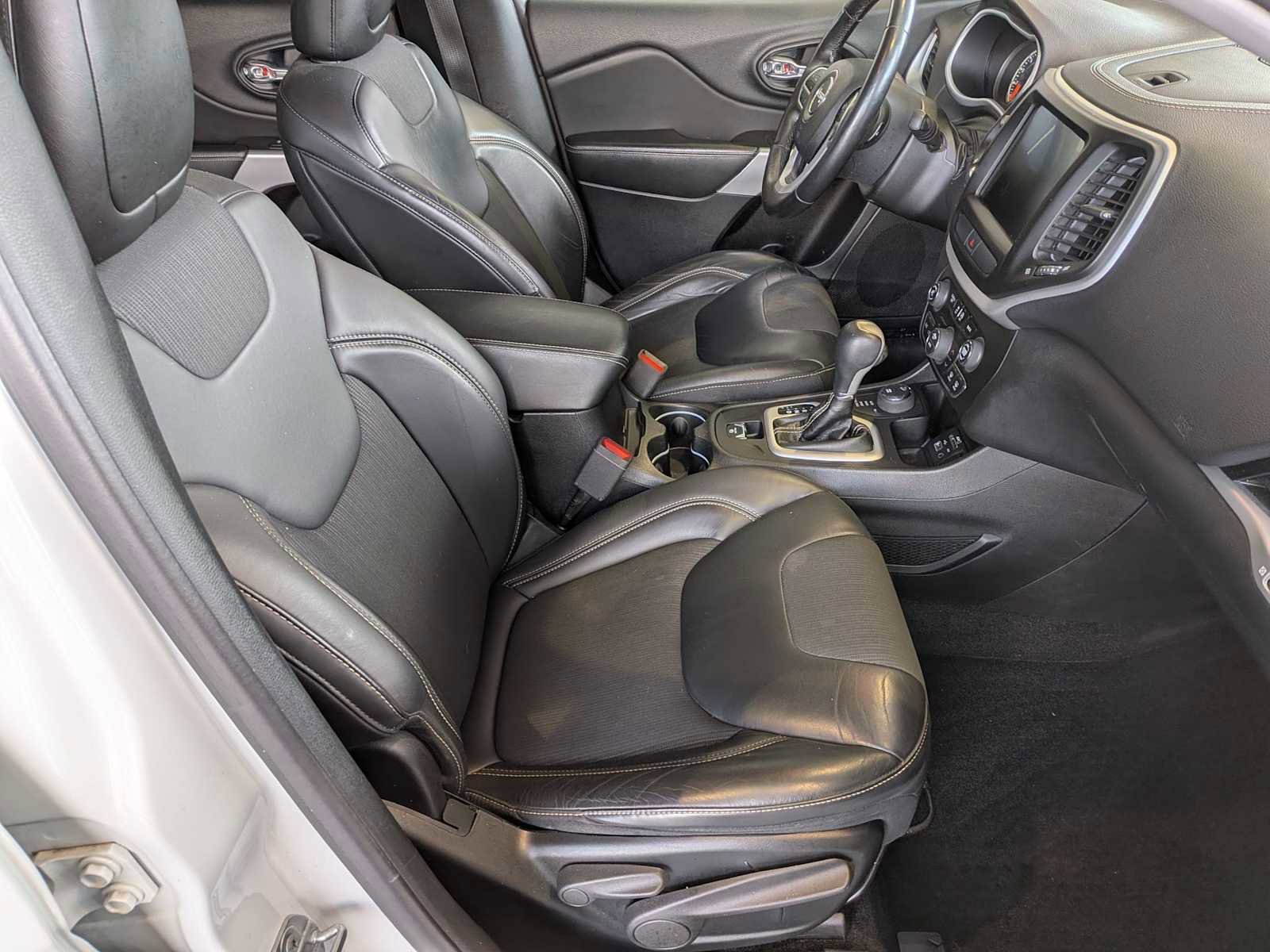 Used 2018 Jeep Cherokee Latitude Plus w/ Comfort/Convenience Group image 20