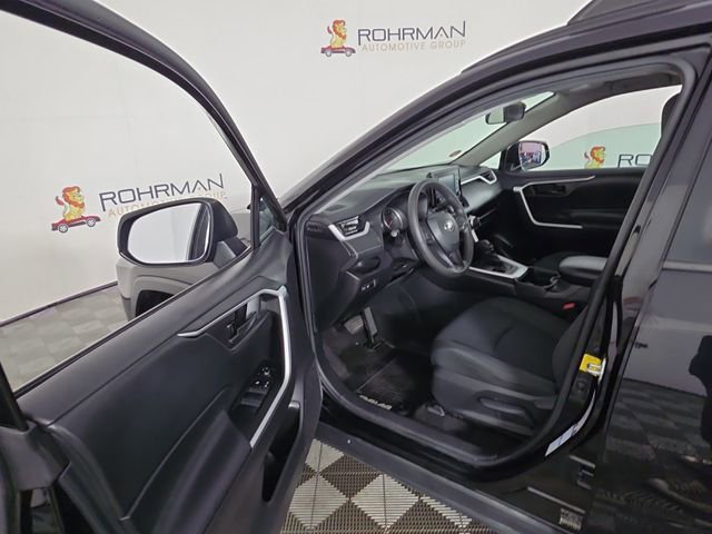 Used 2021 Toyota RAV4 LE AWD/4WD image 17