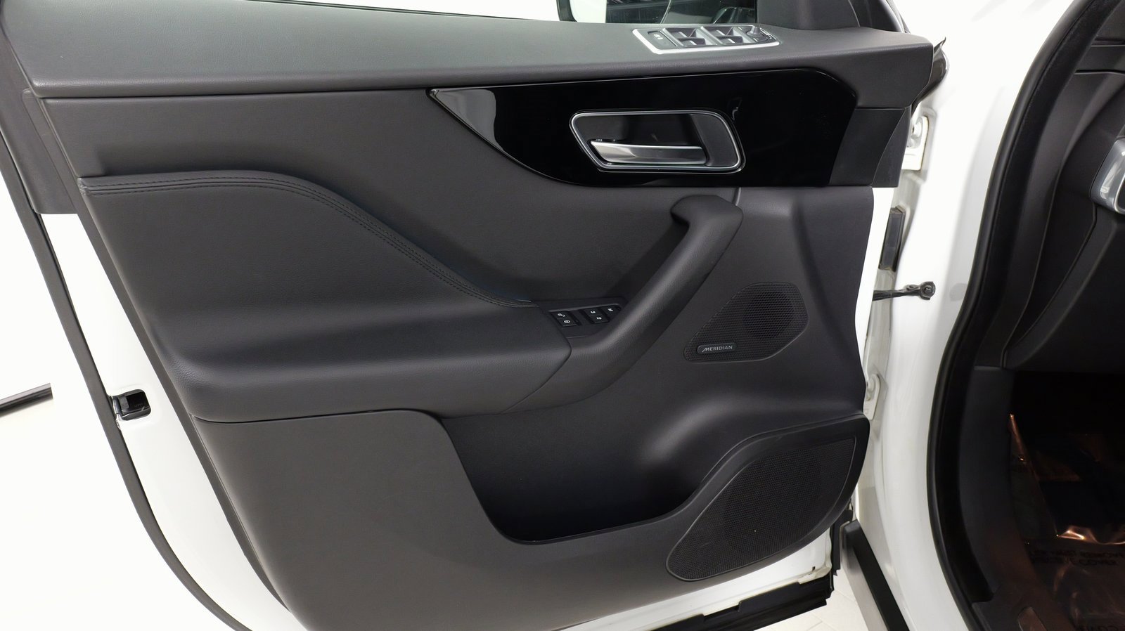 Used 2020 Jaguar F-PACE Premium image 29