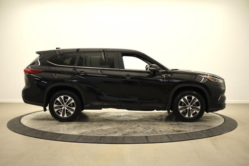 Used 2023 Toyota Highlander XLE image 2