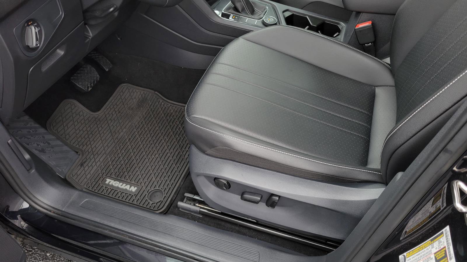 Used 2022 Volkswagen Tiguan SE w/ Panoramic Sunroof Package image 19