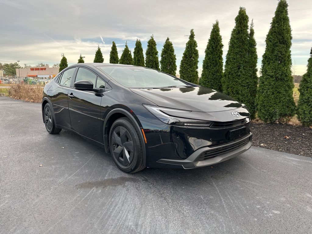 Used 2024 Toyota Prius LE image 2