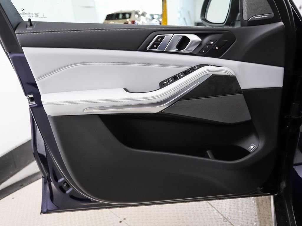 New 2026 BMW X5 xDrive50e w/ Climate Comfort Package image 9