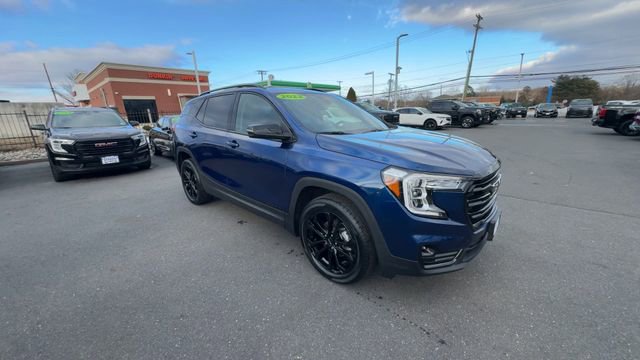 Used 2022 GMC Terrain SLT w/ Infotainment Package II image 2