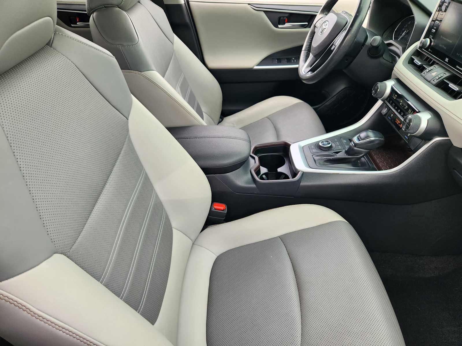 Used 2019 Toyota RAV4 Limited image 14