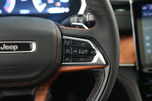 Used 2023 Jeep Grand Cherokee Summit AWD/4WD image 38
