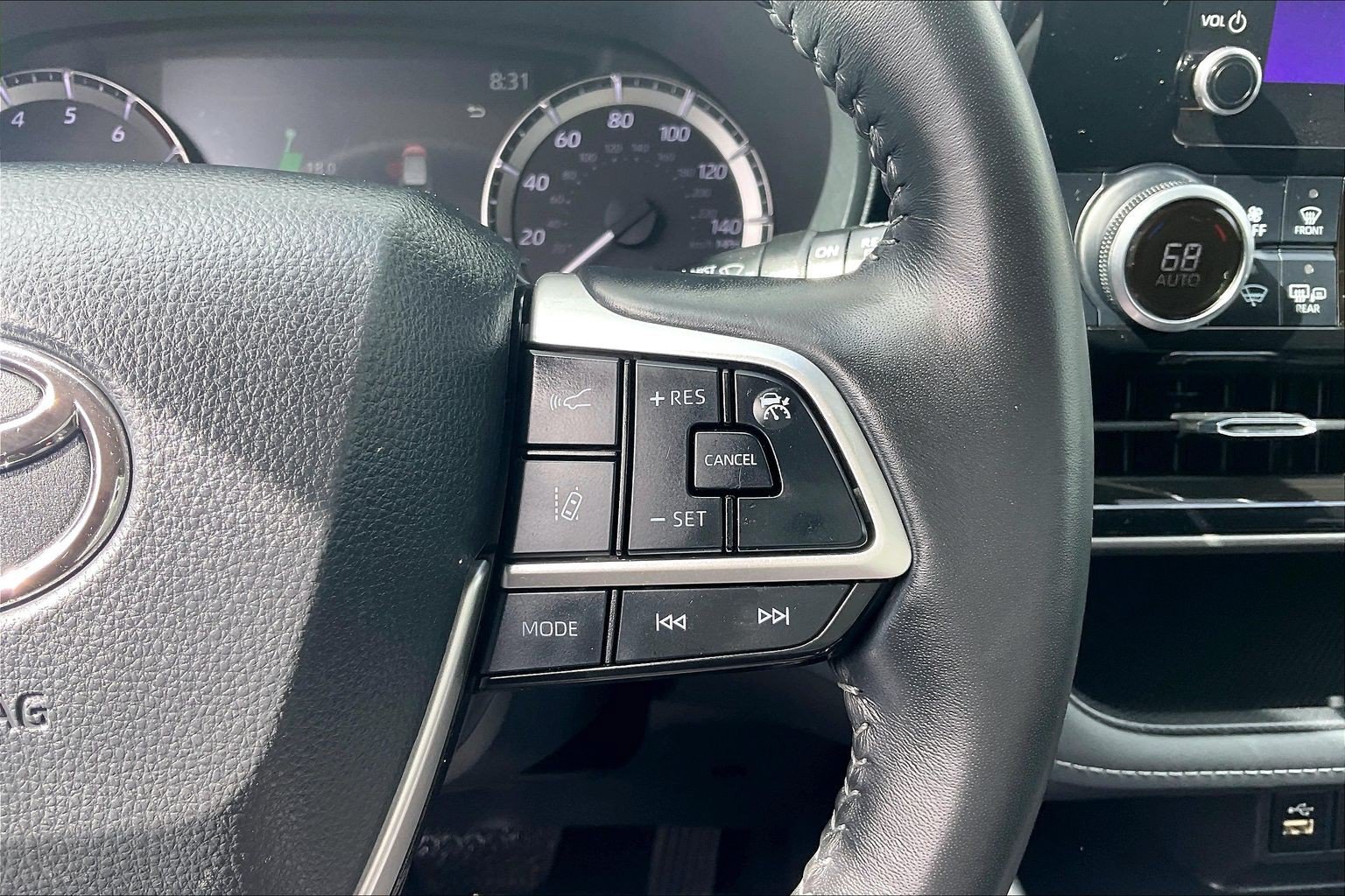 Used 2024 Toyota Highlander LE AWD/4WD image 24
