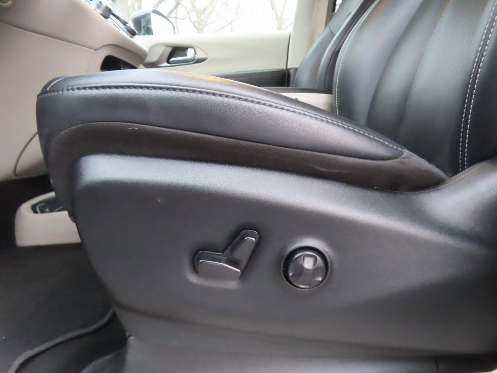 Certified 2024 Chrysler Pacifica Touring-L image 8
