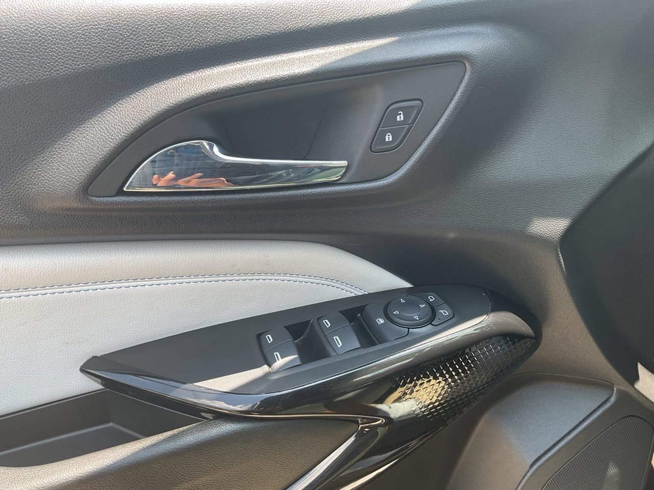 Used 2025 Chevrolet Trax LT FWD image 19