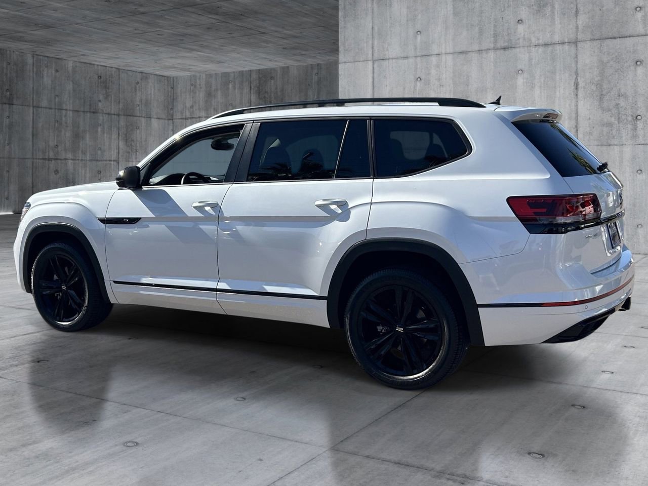 Used 2023 Volkswagen Atlas SEL R-Line AWD/4WD image 3
