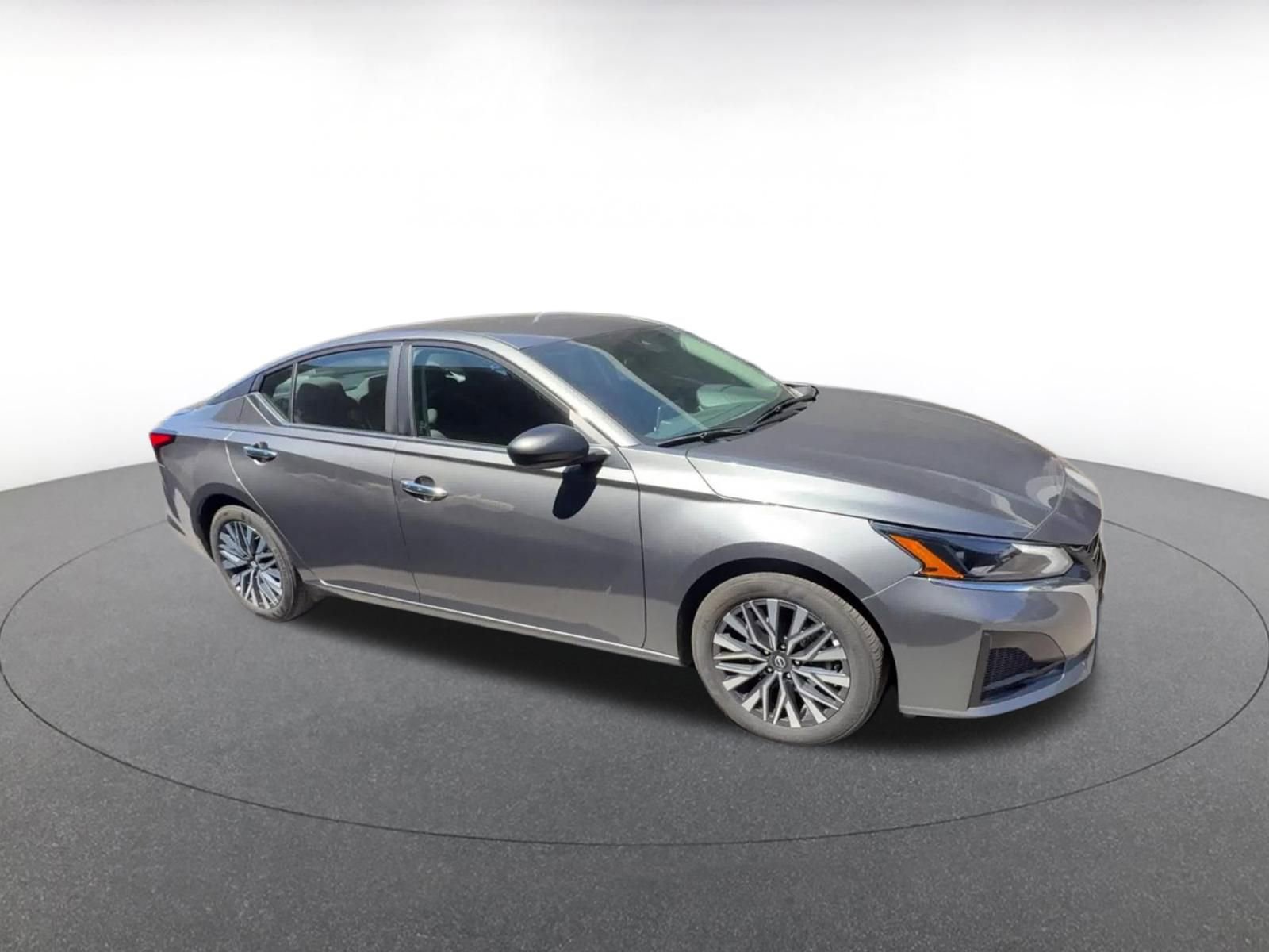 Used 2025 Nissan Altima 2.5 SV FWD image 2