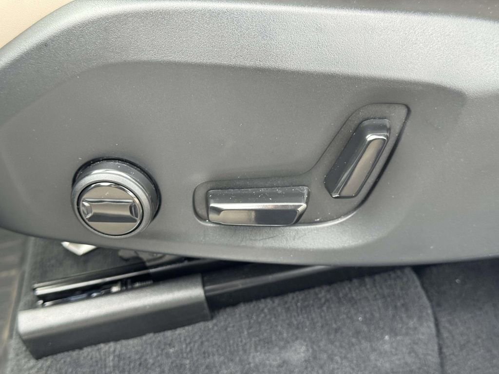 Certified 2026 Volvo XC90 B6 Plus w/ Protection Package image 18