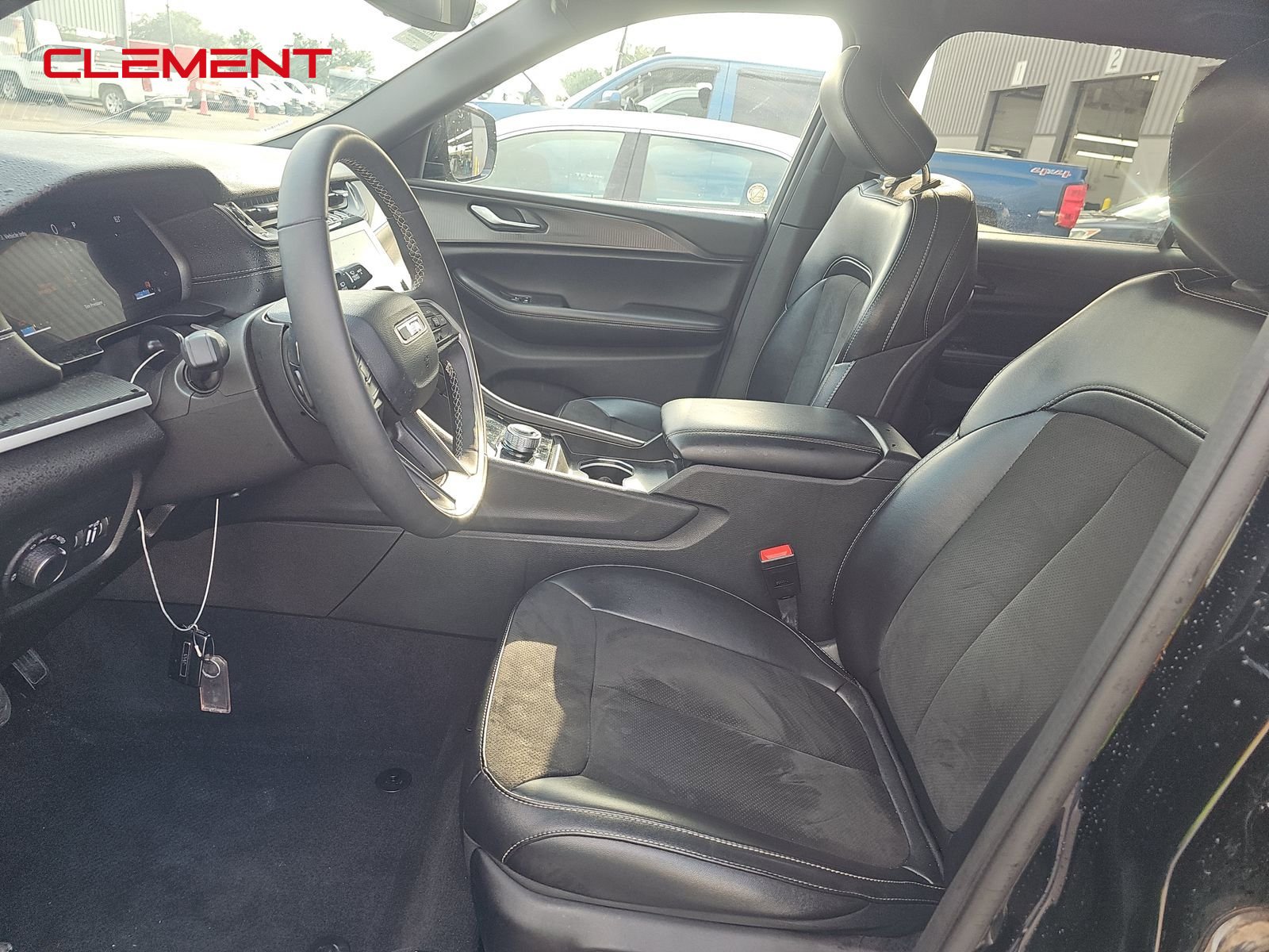 Used 2024 Jeep Grand Cherokee L Laredo image 3