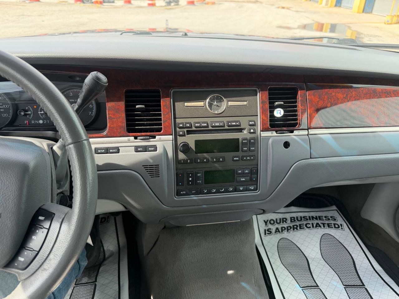 Used 2007 Lincoln Town Car Signature RWD image 23