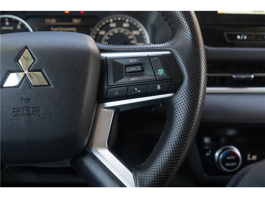 Used 2025 Mitsubishi Outlander AWD image 8