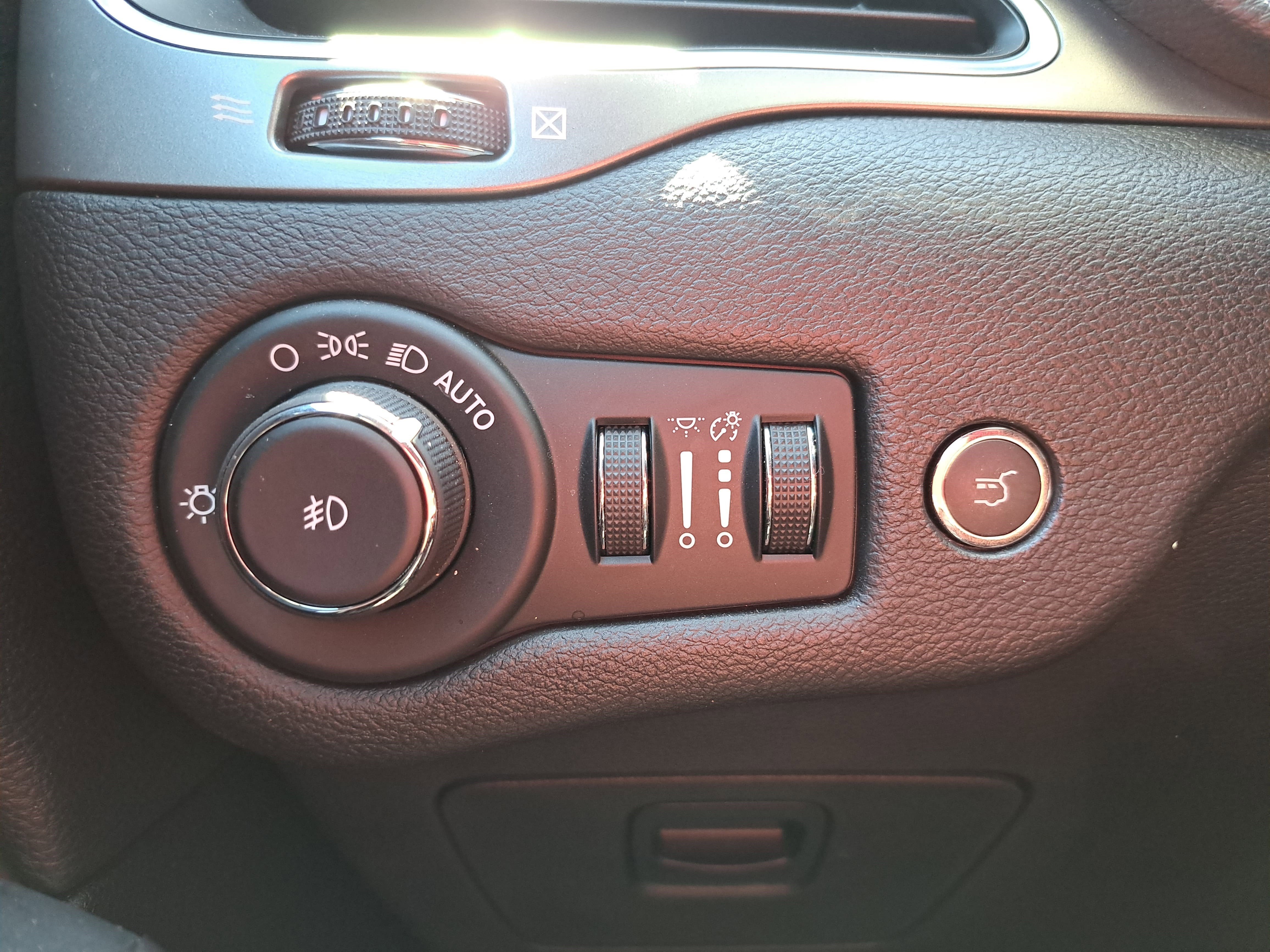 Used 2022 Jeep Cherokee Latitude Lux w/ Sun & Sound Group FWD image 24