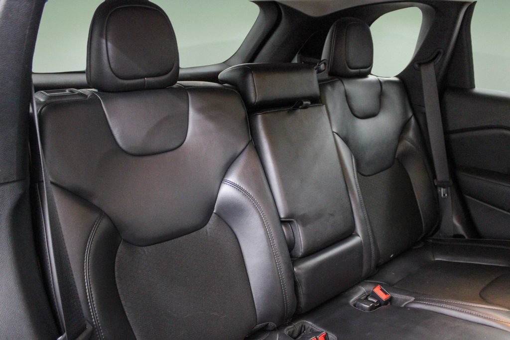 Used 2020 Jeep Cherokee Latitude Plus FWD image 28