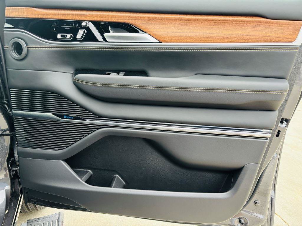 New 2024 Jeep Grand Wagoneer Series III AWD/4WD image 37