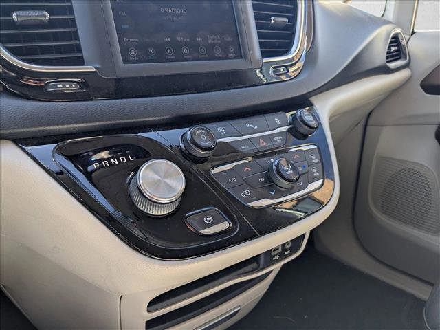 Used 2018 Chrysler Pacifica Touring-L image 10