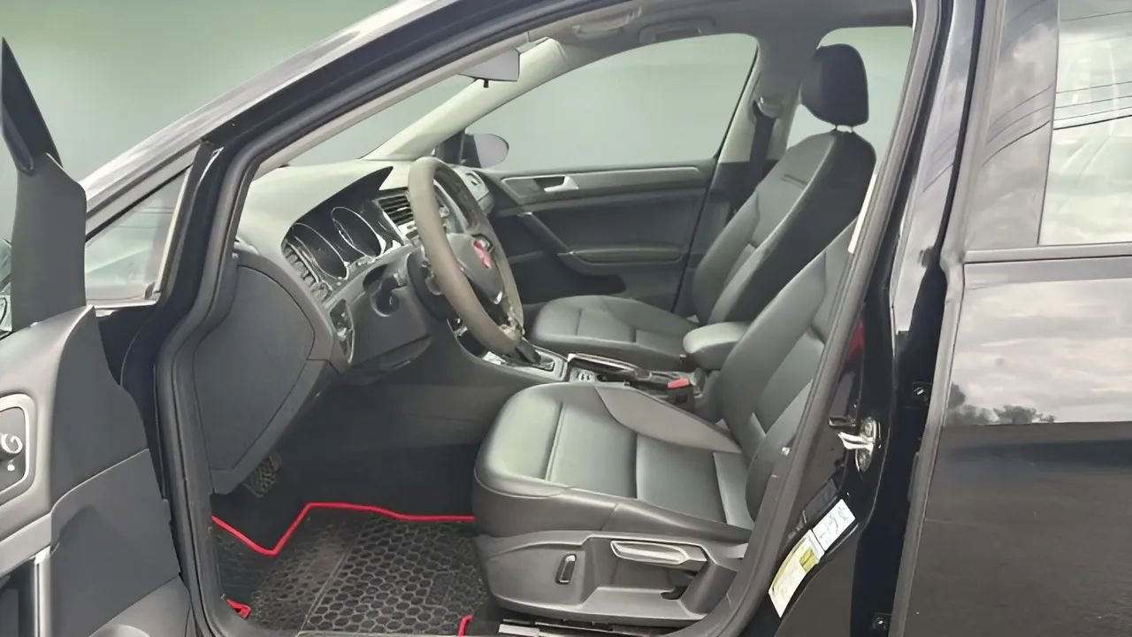 Used 2021 Volkswagen Golf 4-Door image 46