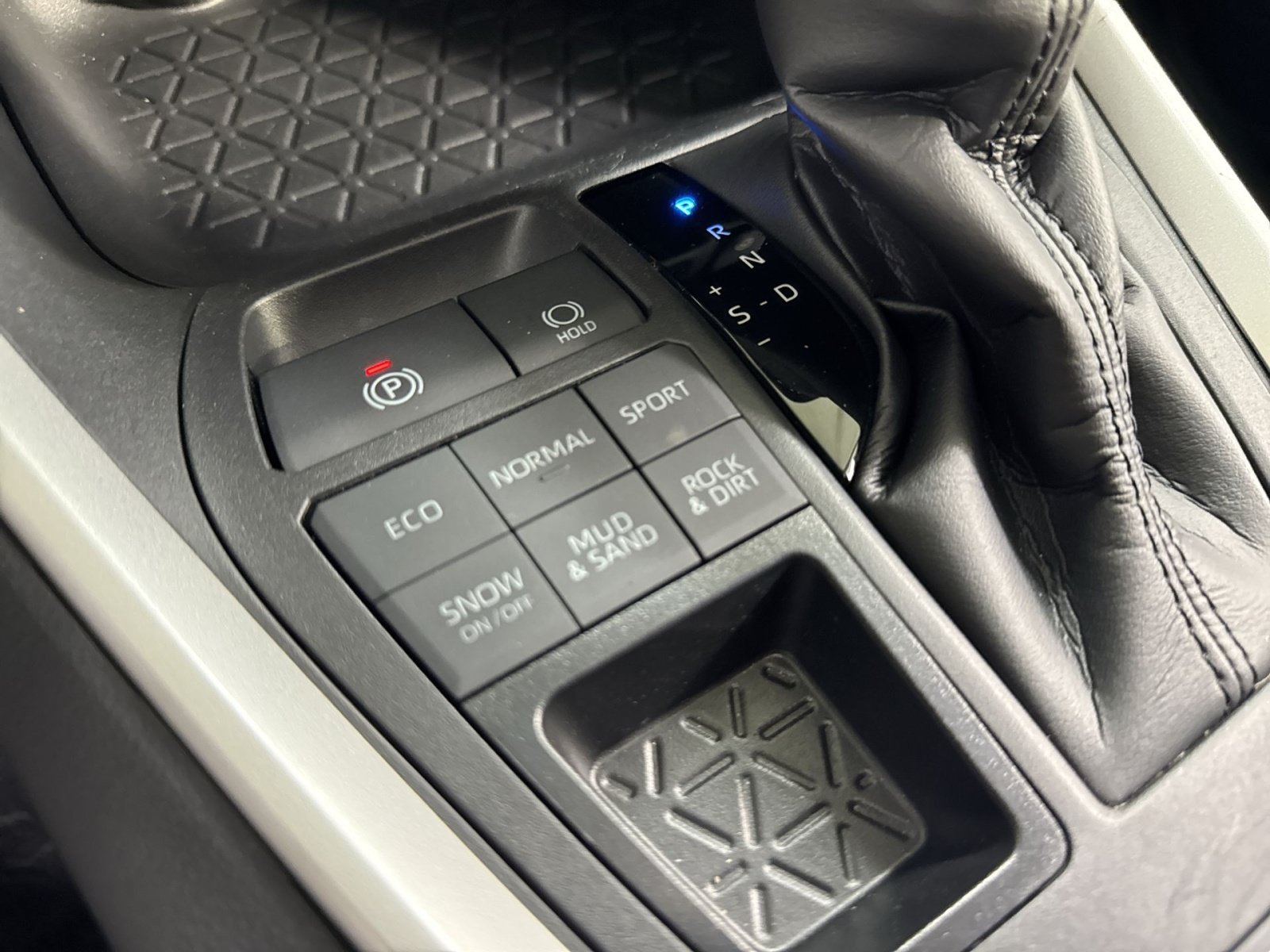 Used 2024 Toyota RAV4 LE AWD/4WD image 43