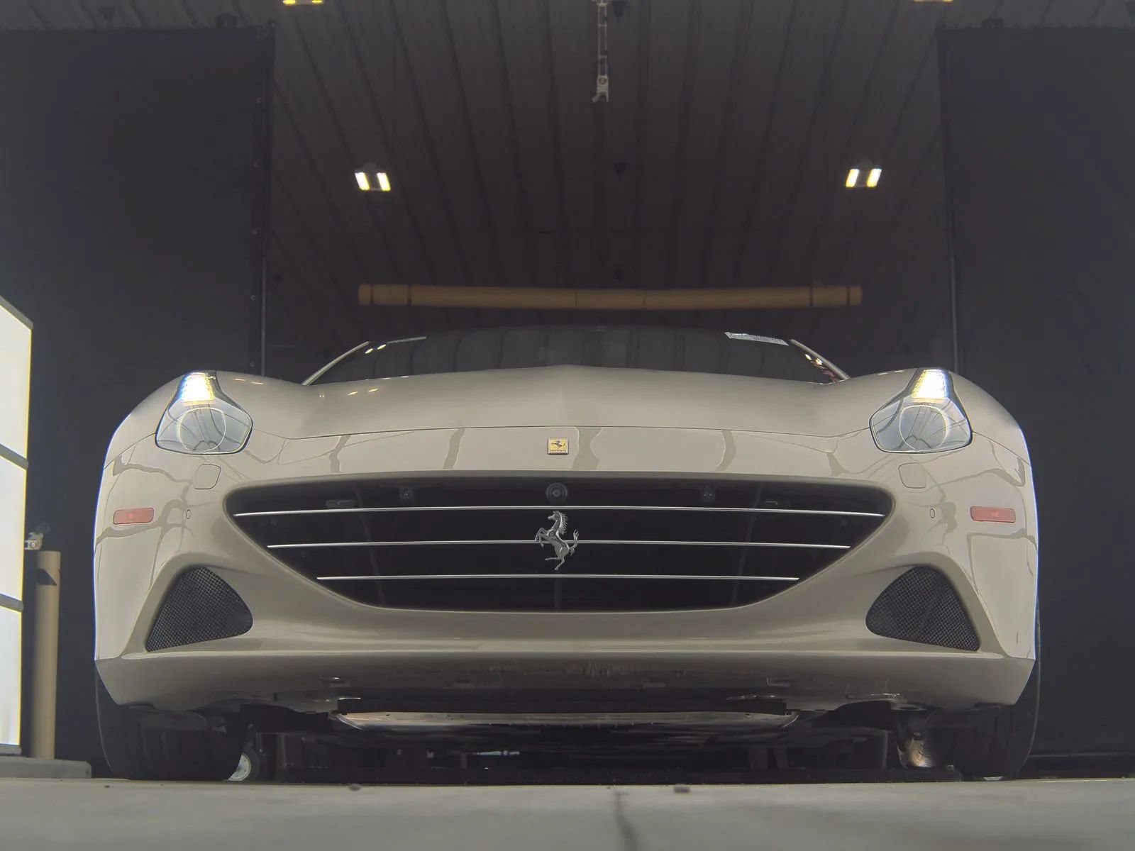 Used 2018 Ferrari California T RWD image 3