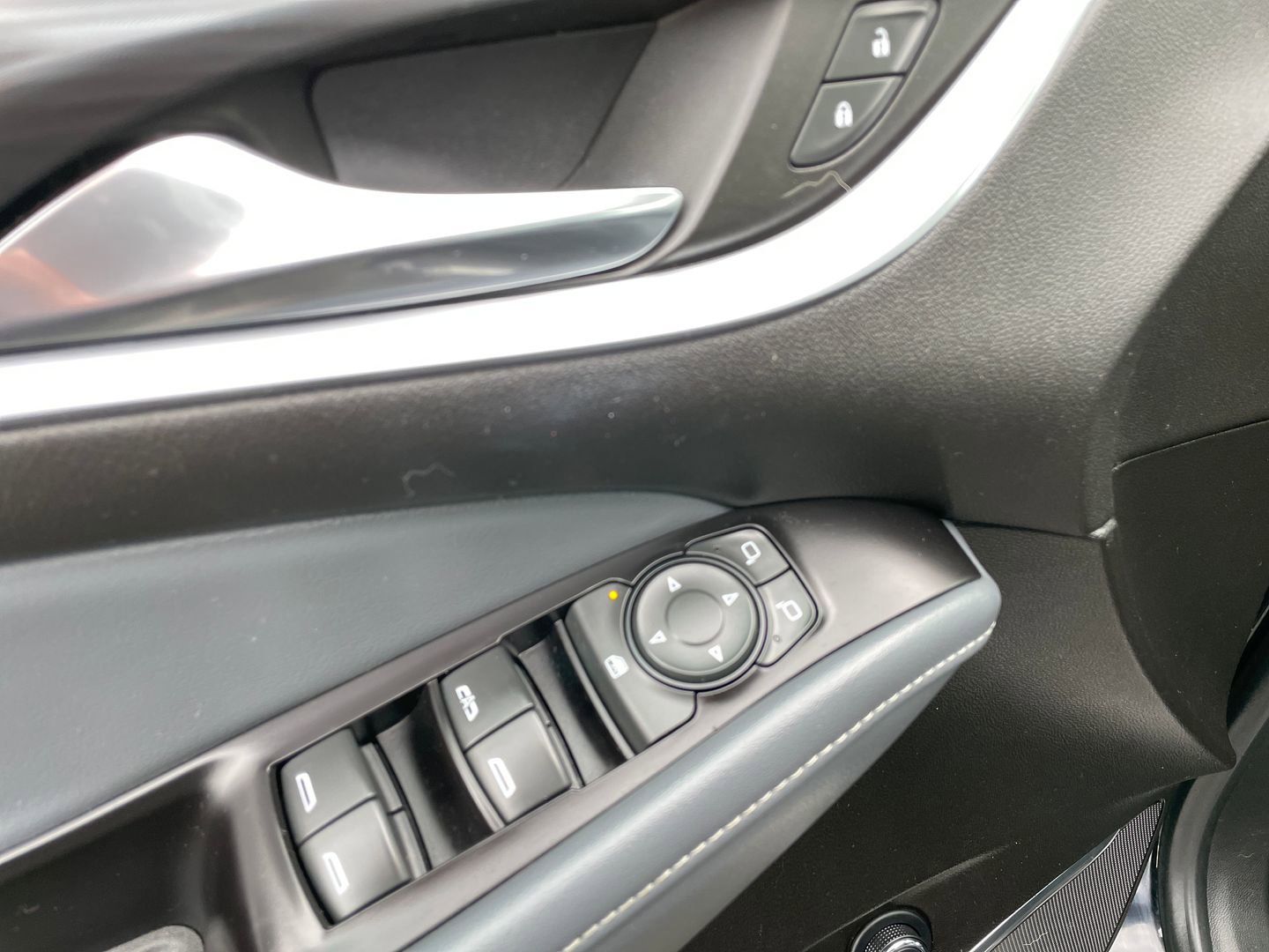 Used 2020 Buick Enclave Essence w/ Sound and Sites Package AWD/4WD image 11