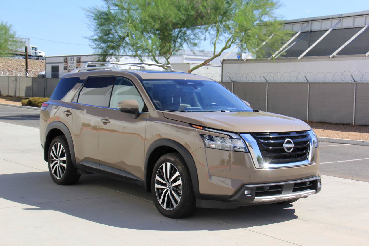 Used 2024 Nissan Pathfinder Platinum FWD image 3
