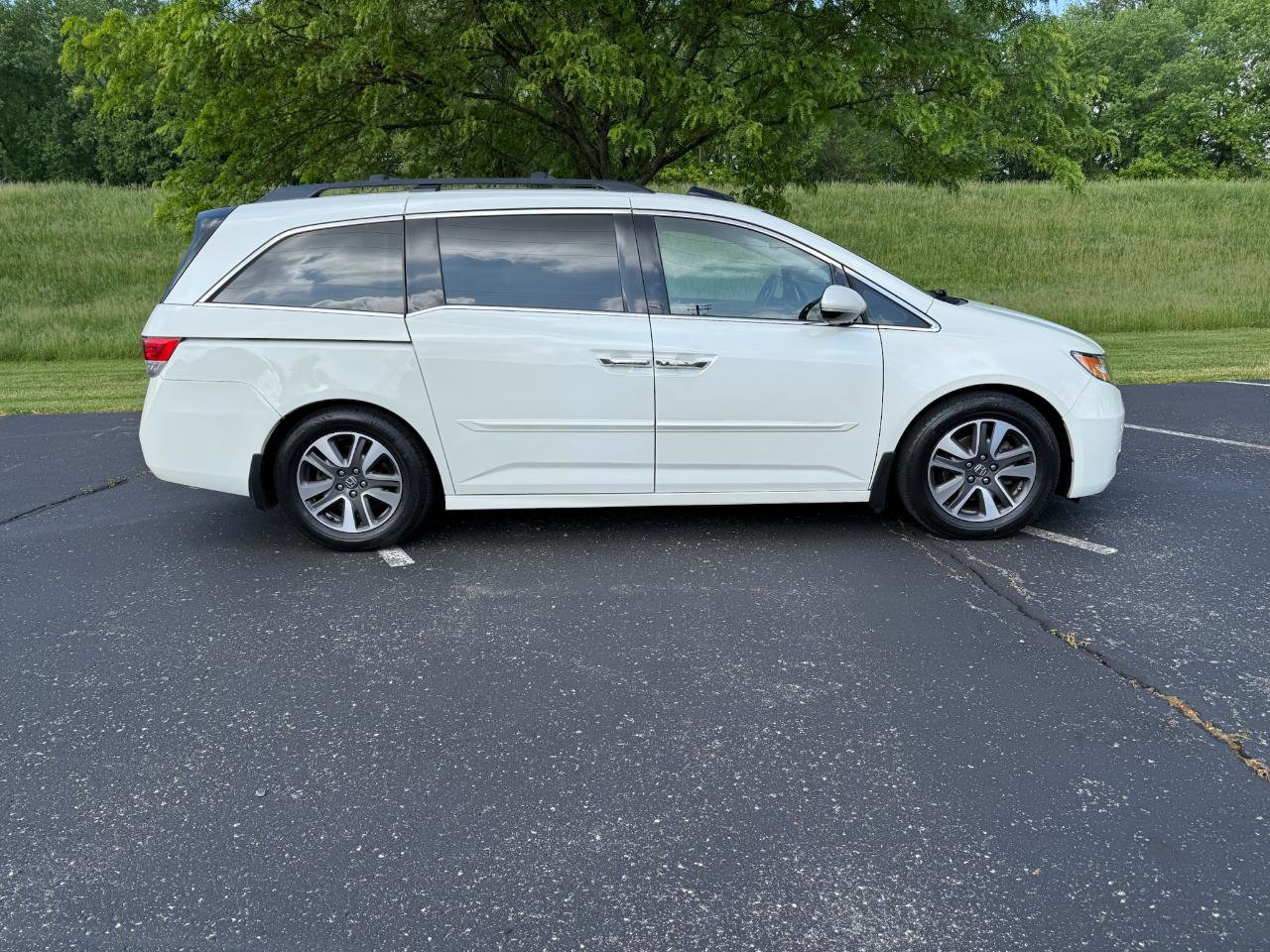 Used 2014 Honda Odyssey Touring Elite image 2