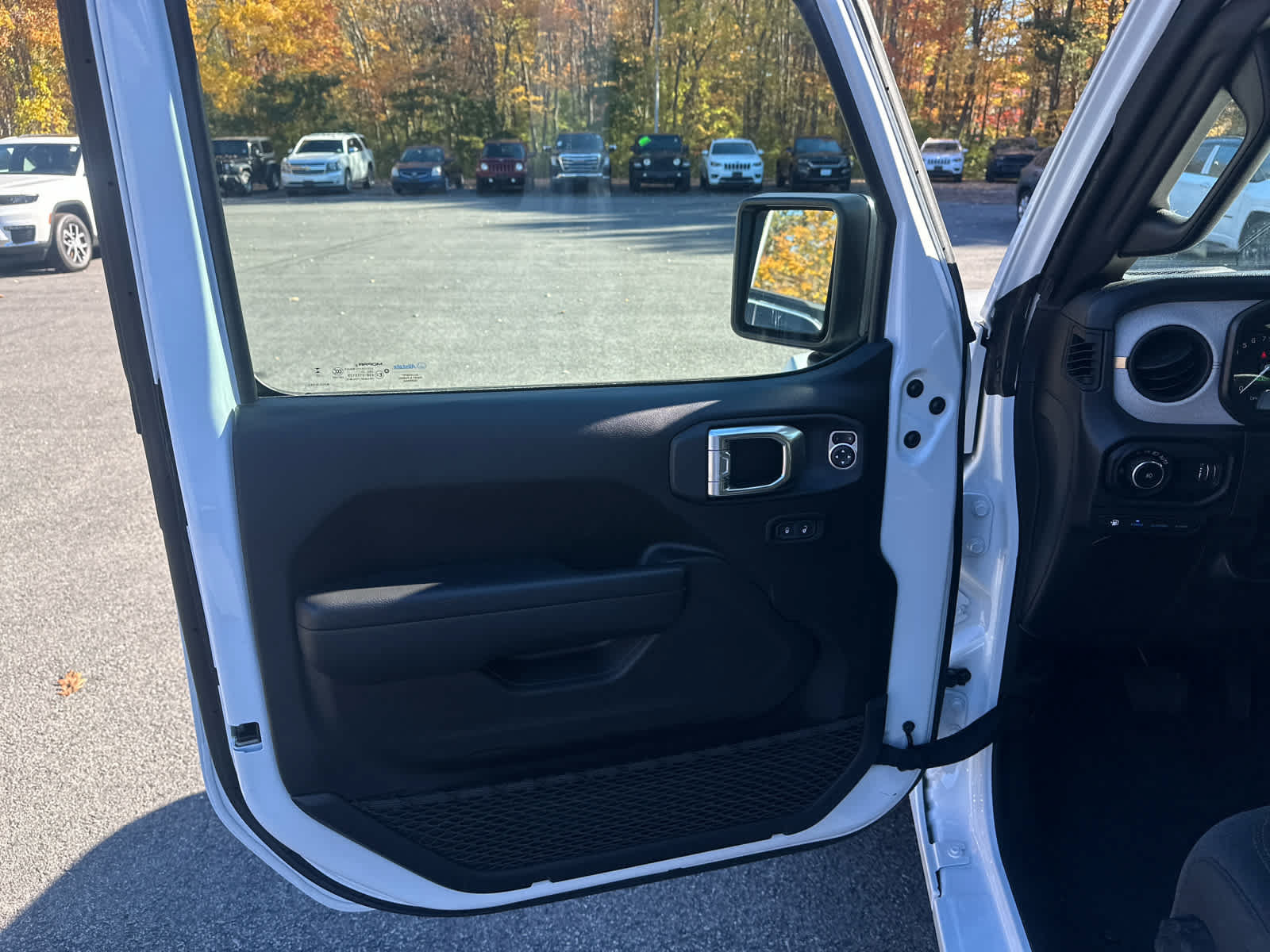 Used 2024 Jeep Wrangler Unlimited AWD/4WD image 9