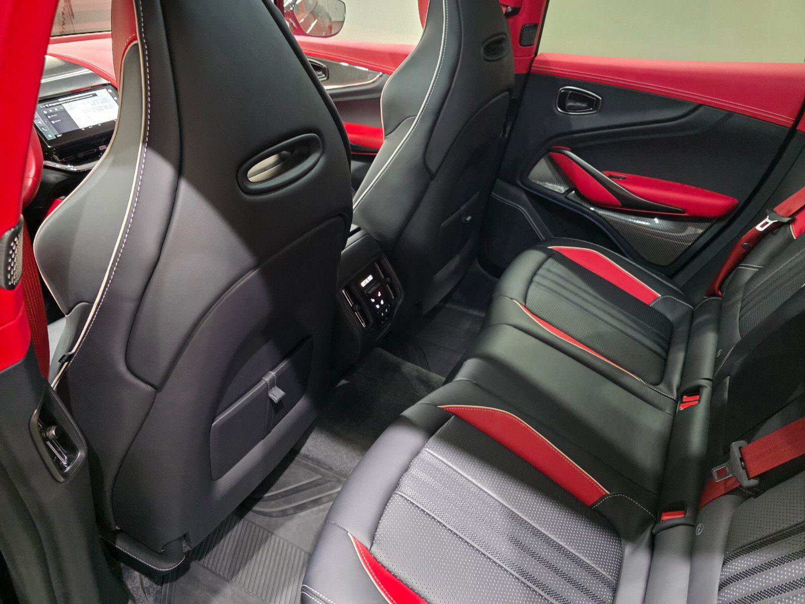 Used 2025 Aston Martin DBX 707 image 20