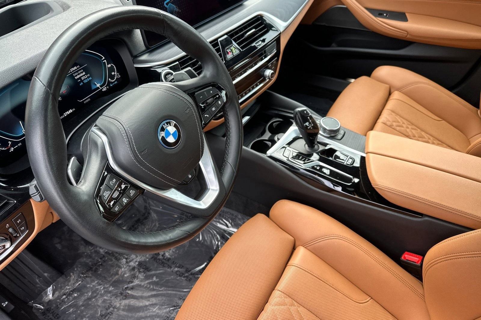 Used 2023 BMW 530e w/ Premium Package image 4
